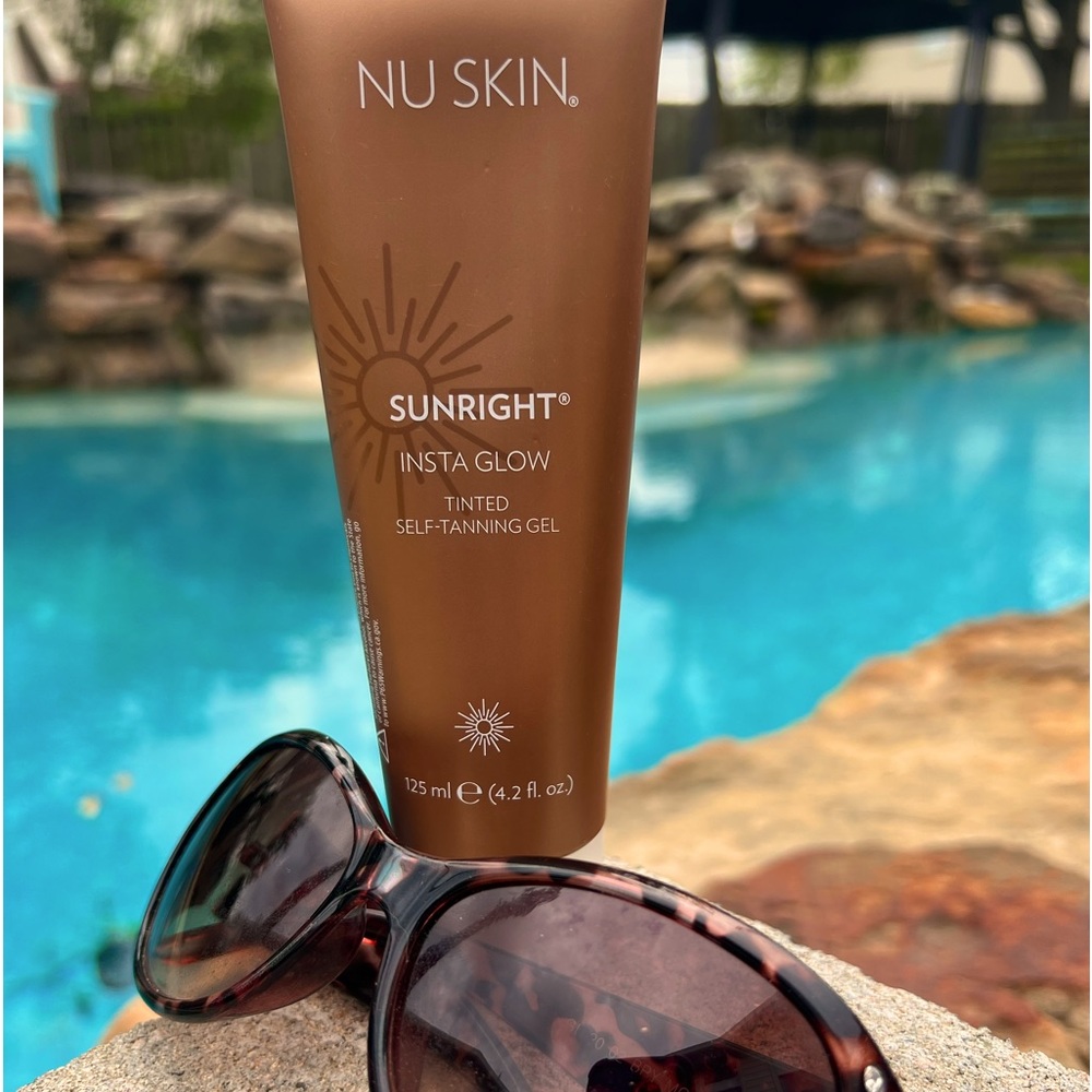 Sunright Insta Glow Selfless tanning crème.